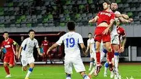 高圆圆41岁肌肤略显黯淡皱纹显现，网友感叹优雅岁月